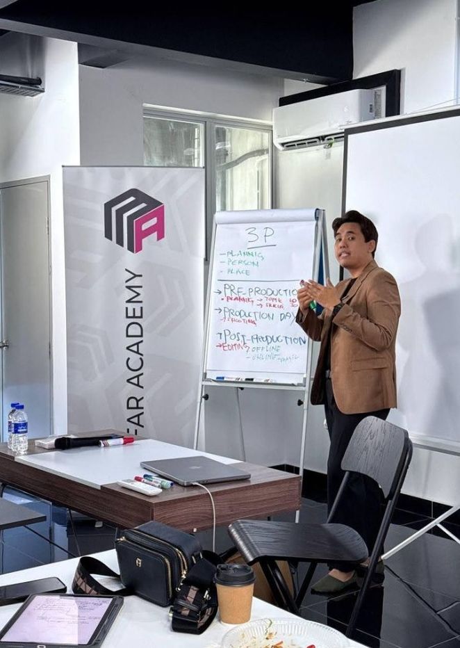 Coach Kaio explaining a flipchart during a workshop